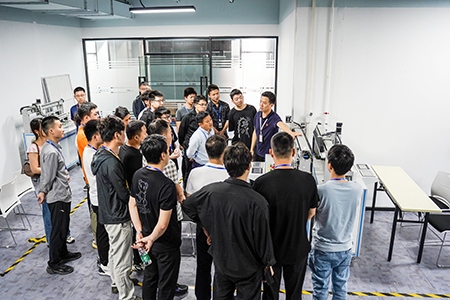 老師帶領(lǐng)學員講解機械手